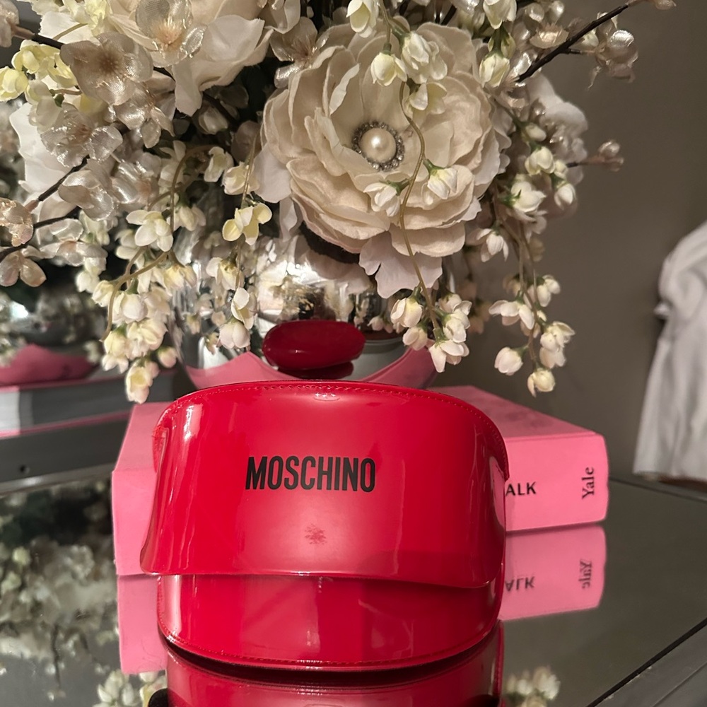 Moschino Shiny Red Sunglasses case